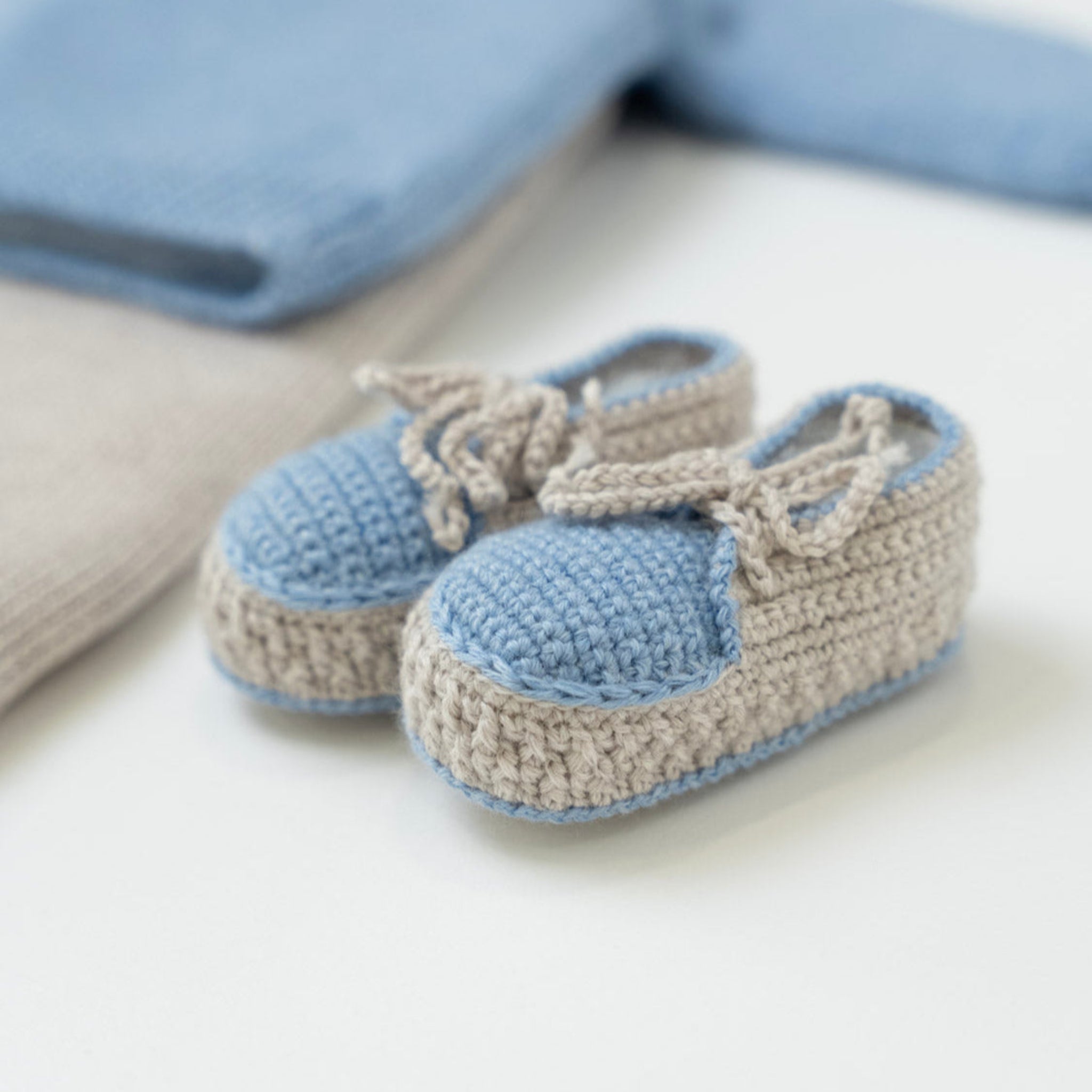 2-Piece Set of Embroidered Train Bibs BENNY - Little Jujube BENNY-CN