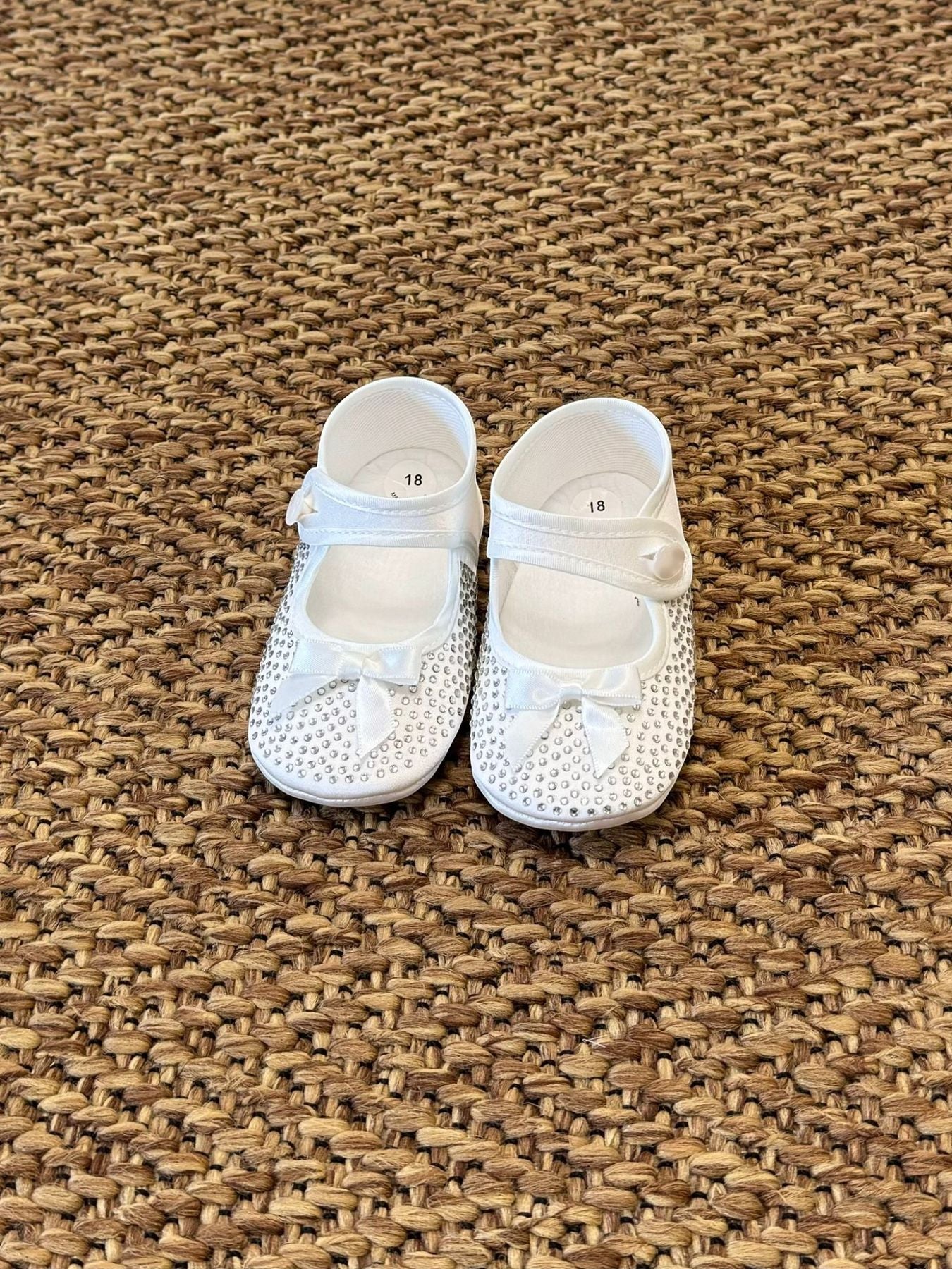 Ballerina with jeweled bow, girl's cream shoe, P23-9