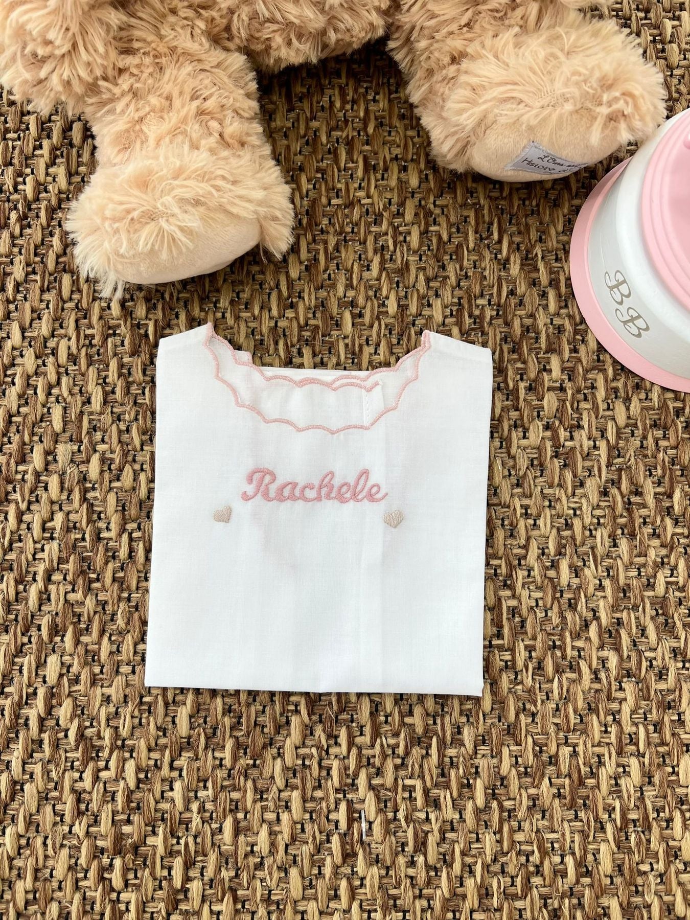 Hand-embroidered personalized baby girl shirt, white CAM/PERS 23F