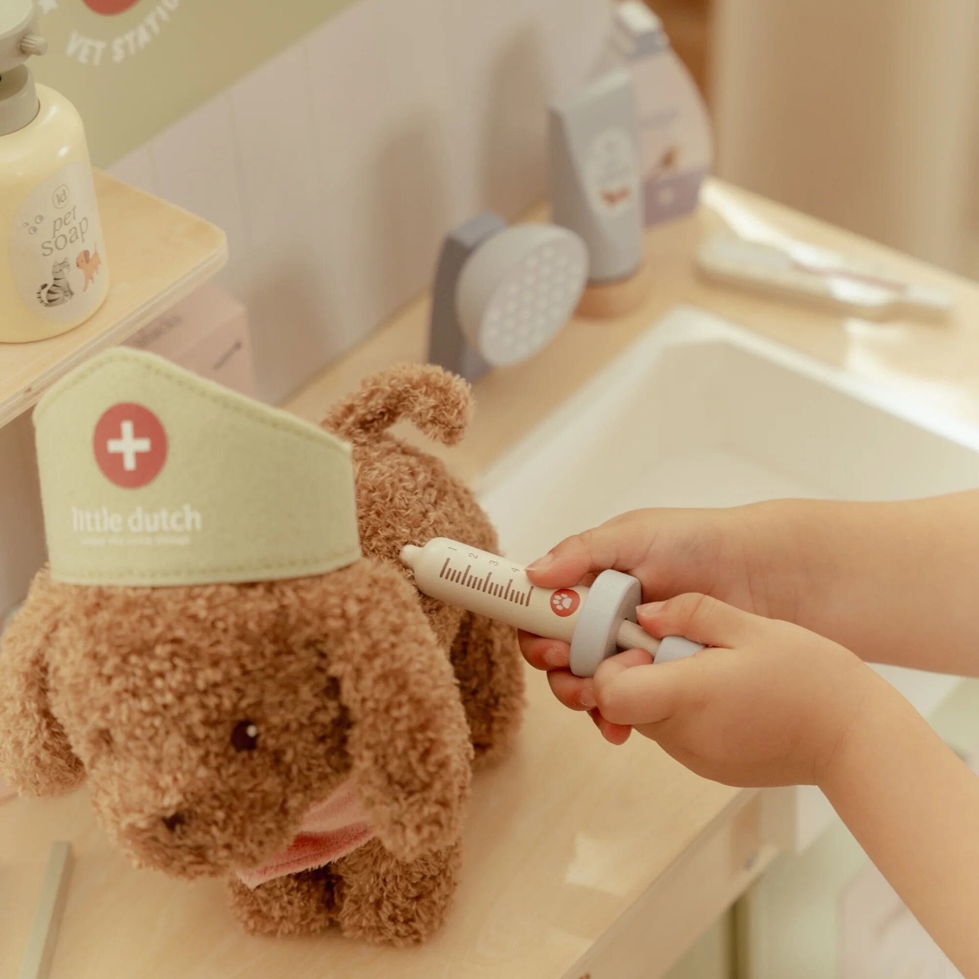 Jackie the dog plush toy with carrier, Multicoloured LD4518