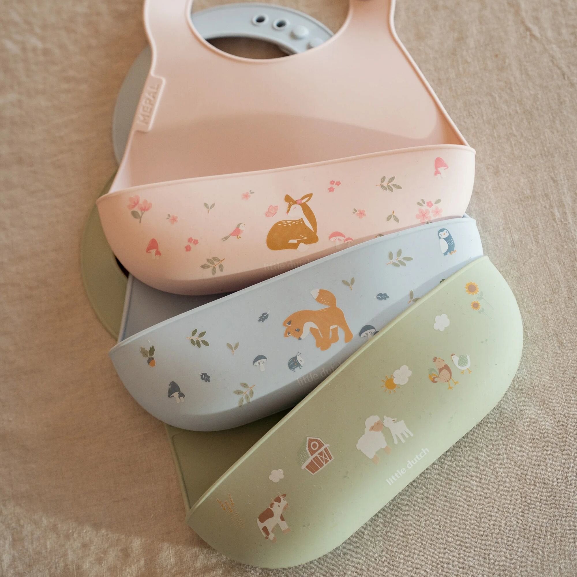 Bavetta in silicone Blu 108034565408 corredino e abbigliamento neonato | NANU' BABY